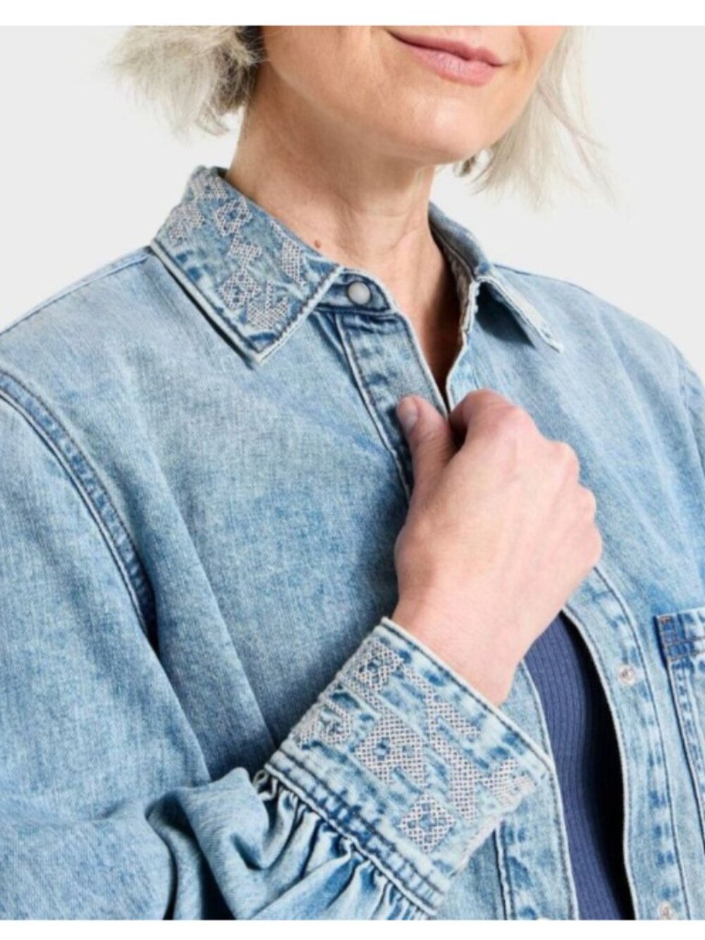 Universal Thread Denim Chambray Embroidered Pearl Snap Shirt Medium Wash M - Picture 10 of 12